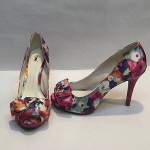 Fioni pink floral pump